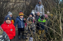 2025-03-17 - Kotki - Czy widać już wiosnę - wycieczka w ogrodzie przedszkolnym